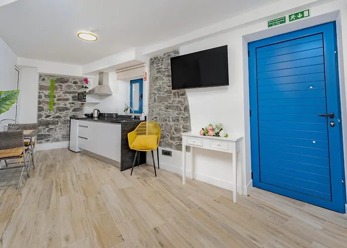 Chale Henrique - Beachfront Apartments At Calheta Beach