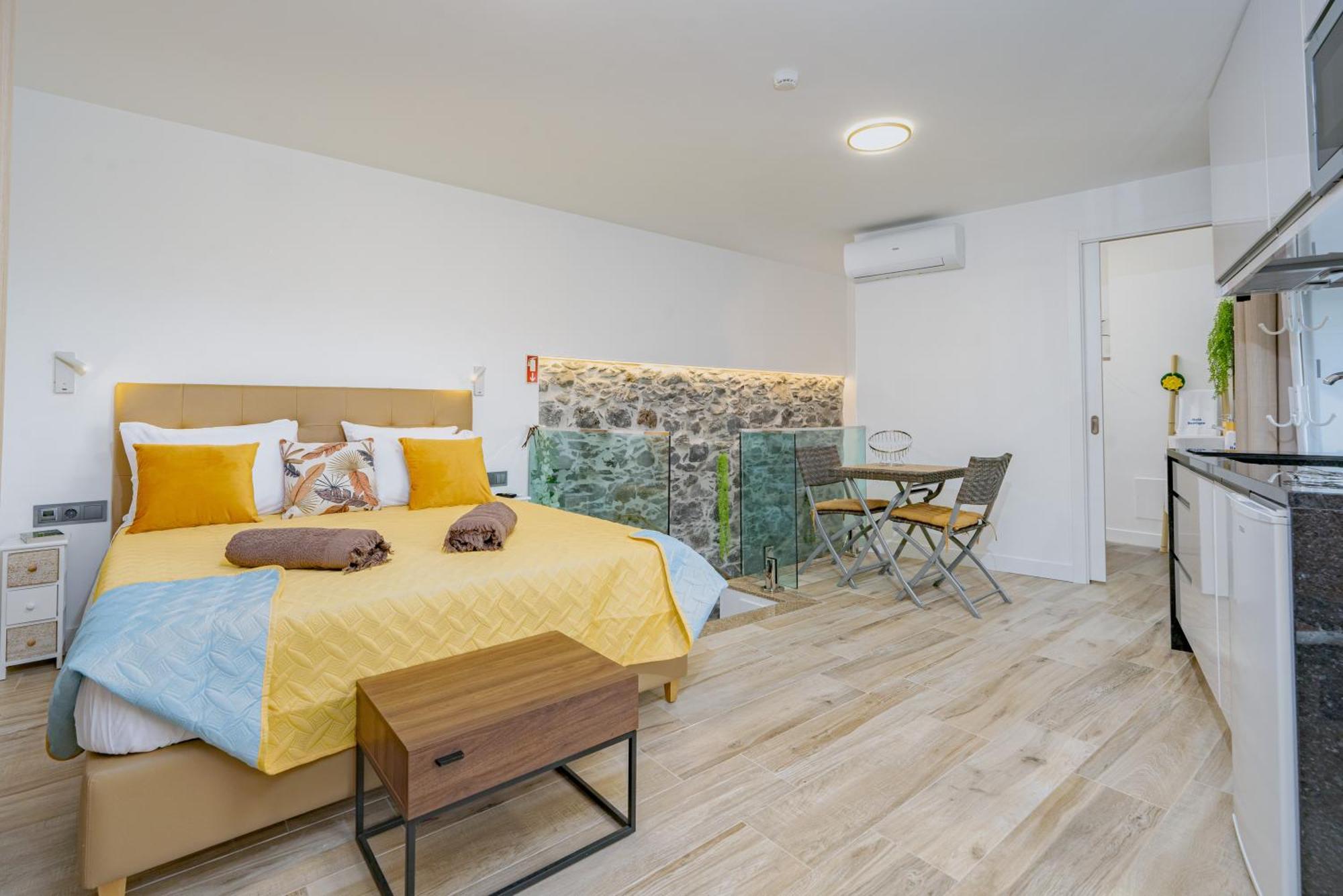 Apartment Chale Henrique - Beachfront At Calheta