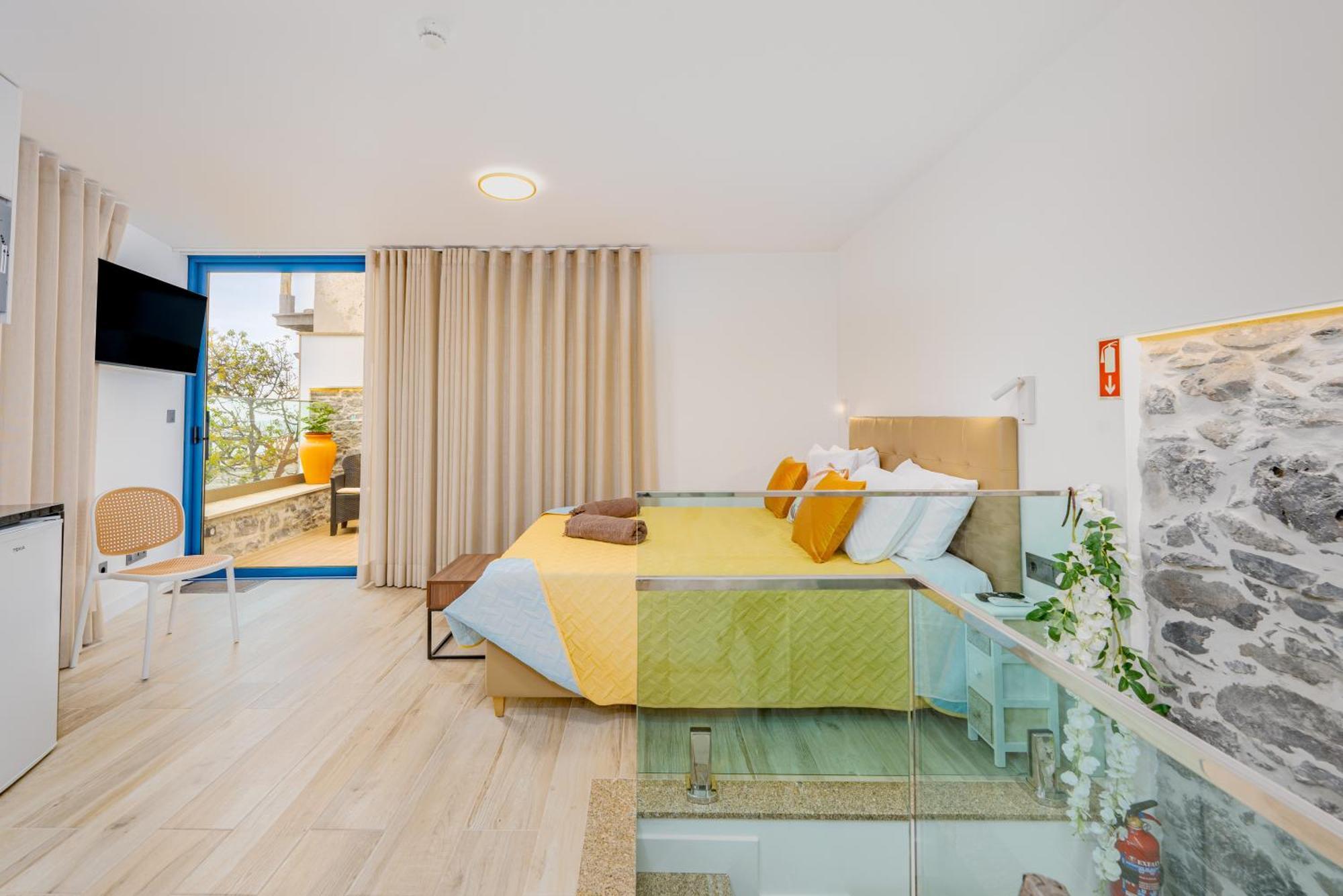 Chale Henrique - Beachfront At Calheta Apartment