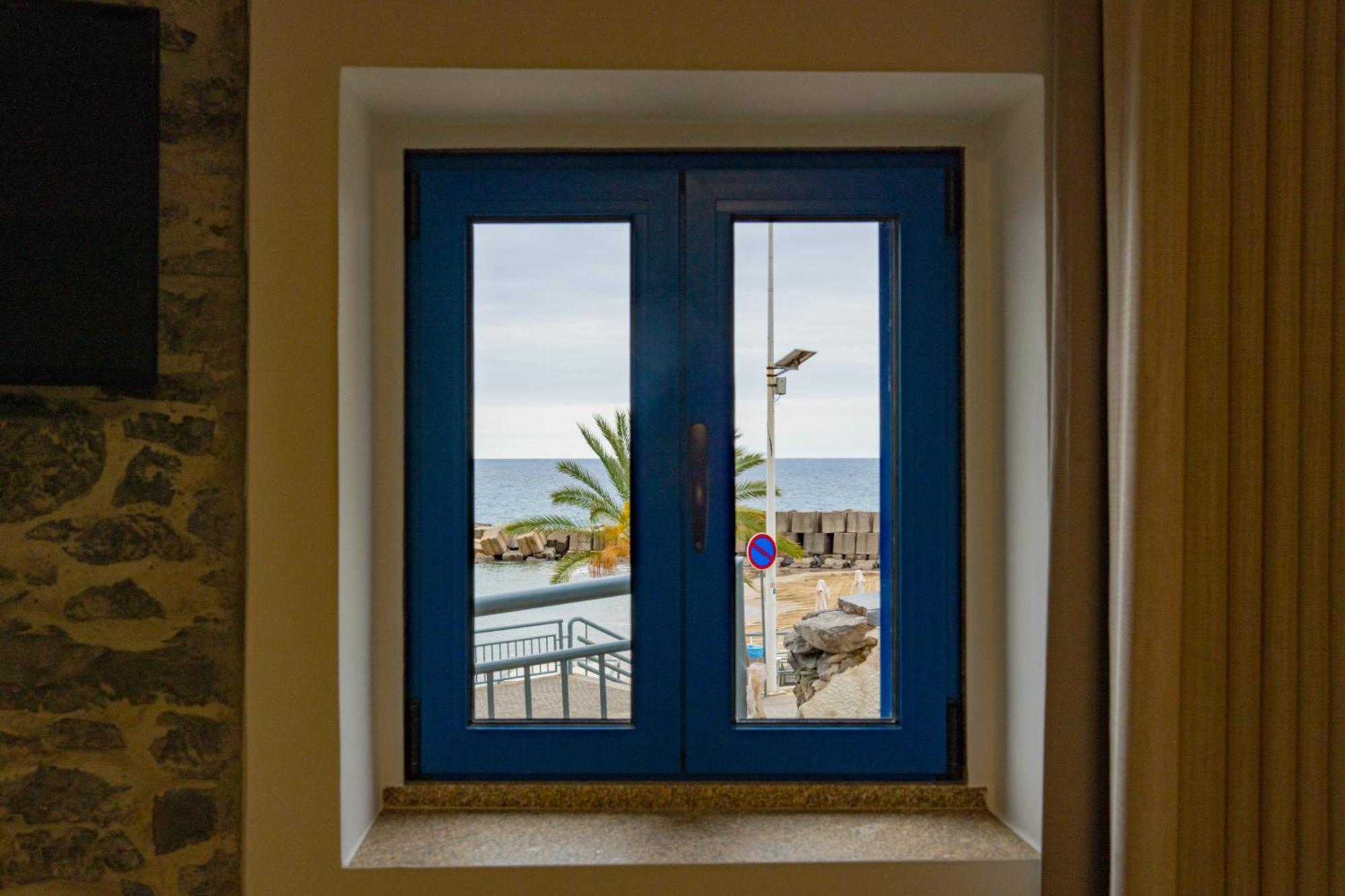 Chale Henrique - Beachfront At Calheta *