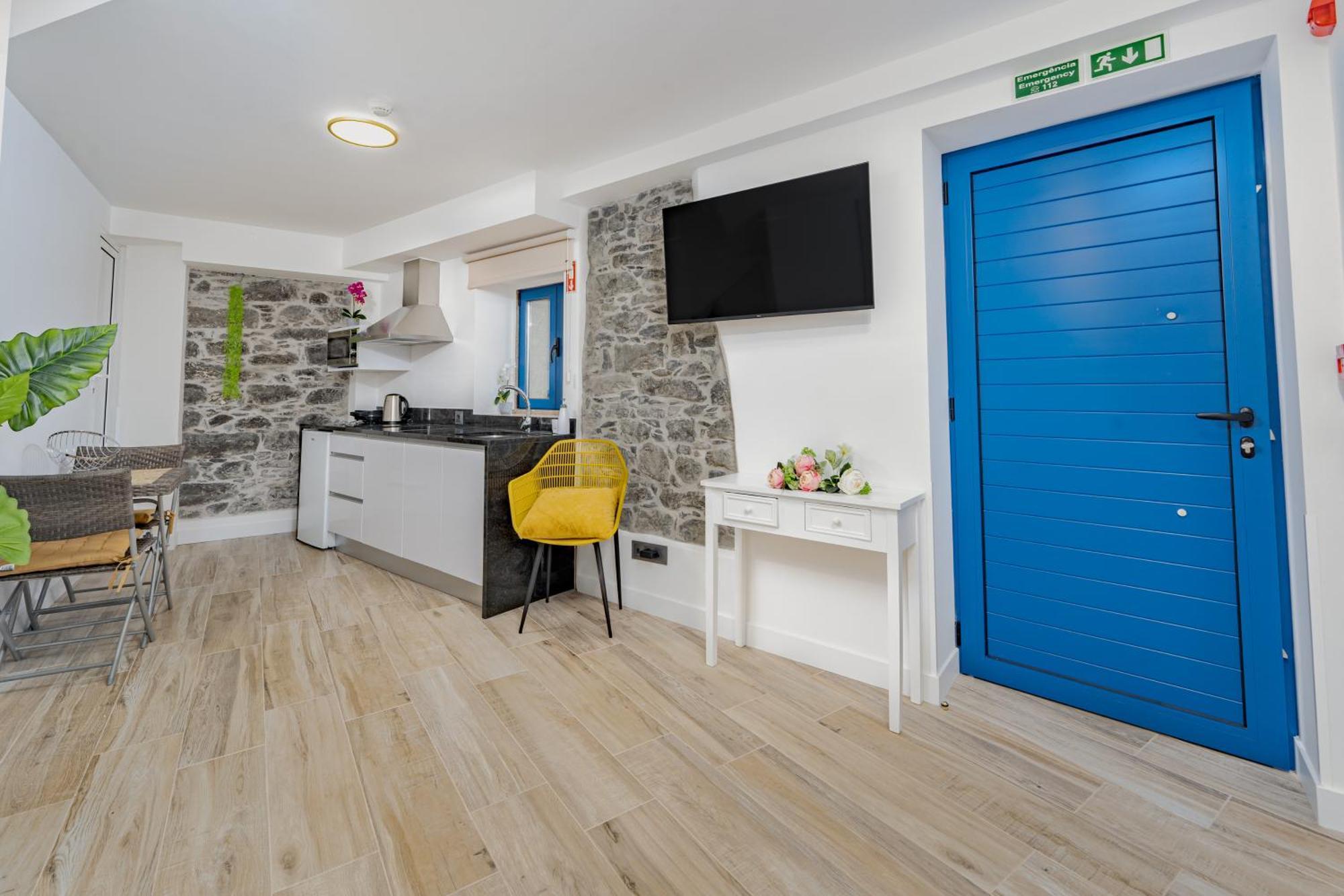 Chale Henrique - Beachfront At Calheta Apartment