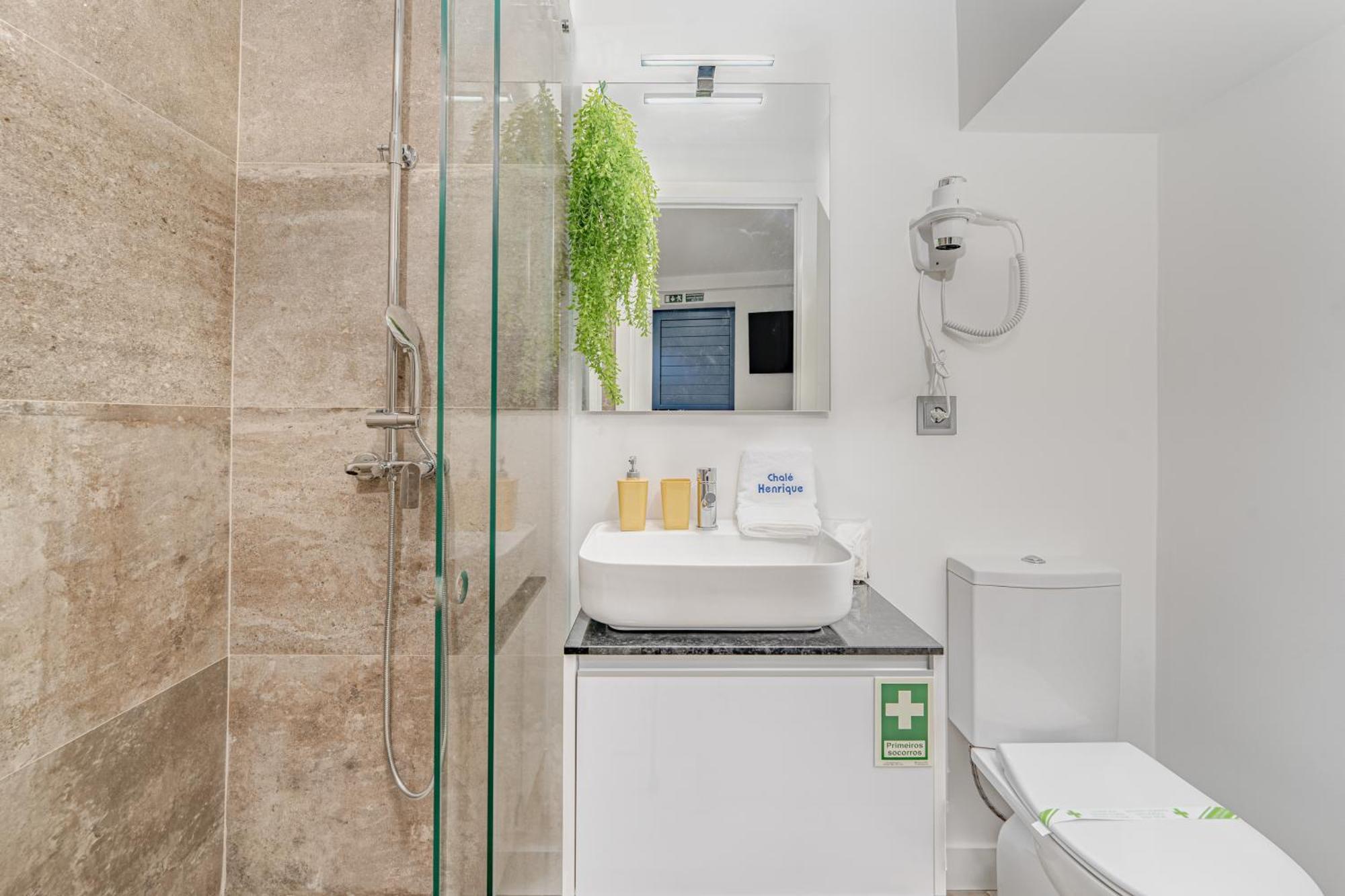 Chale Henrique - Beachfront At Calheta Apartment *