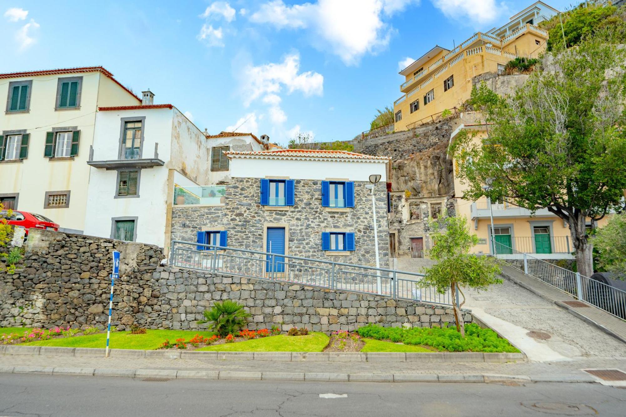 Chale Henrique - Beachfront At Calheta Apartment