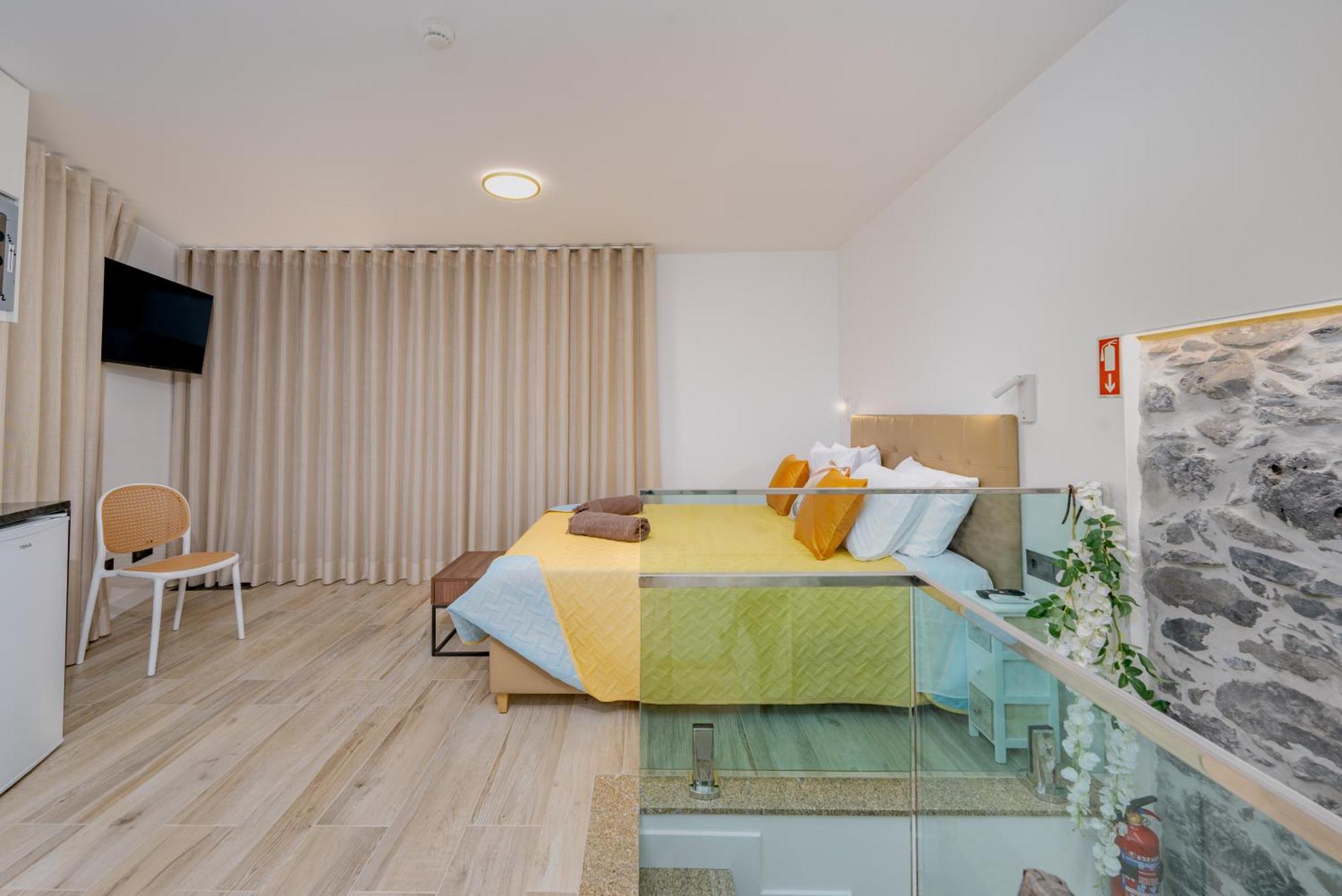 Apartment Chale Henrique - Beachfront At Calheta