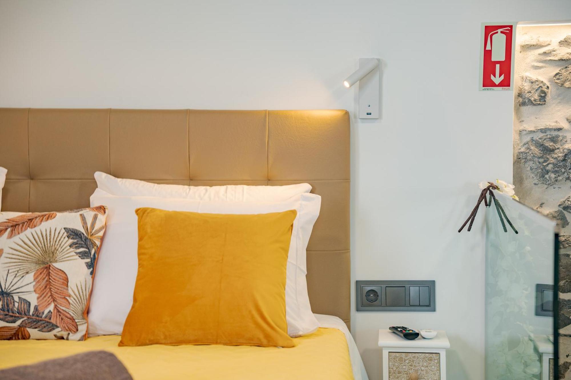 Chale Henrique - Beachfront At Calheta Apartment *